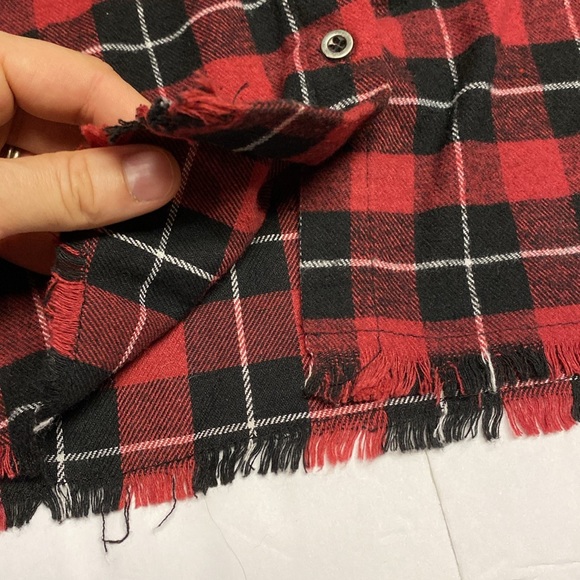 Red and Black Plaid Longsleeve Cropped Button Down Shirt Flannel Fringe Size M - Picture 7 of 10